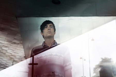 © Jonas Bang Rangleklods hinter einer Glasscheibe
